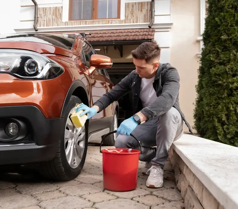 Lavage auto à domicile Laudun-l'Ardoise : professionnel intervenant sur un véhicule